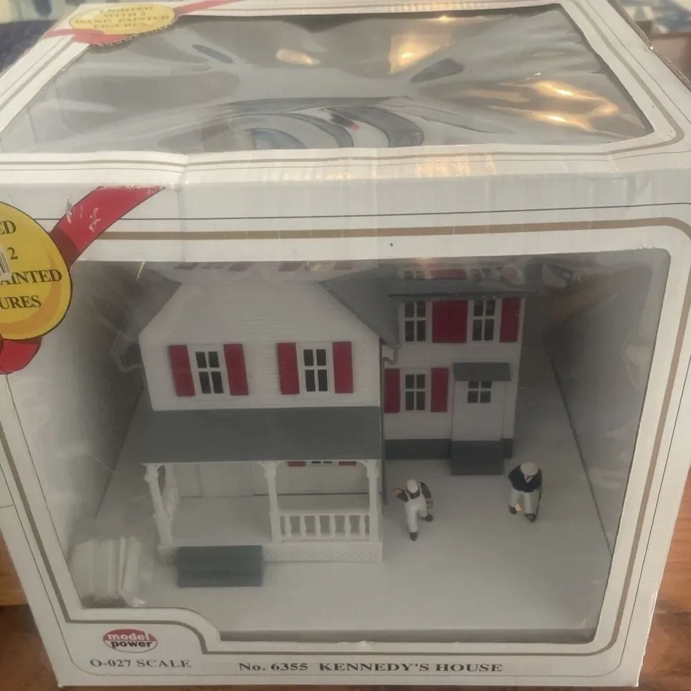 Model Power Kennedy's House No 6355 White w/Red Shingles NIB Lighted 2 Figures